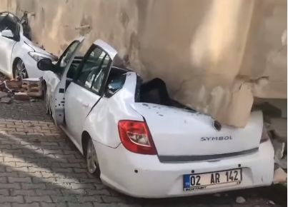 Σεισμός Τουρκία: Κτίριο «έκατσε» πάνω σε σταθμευμένα αυτοκίνητα (Video)