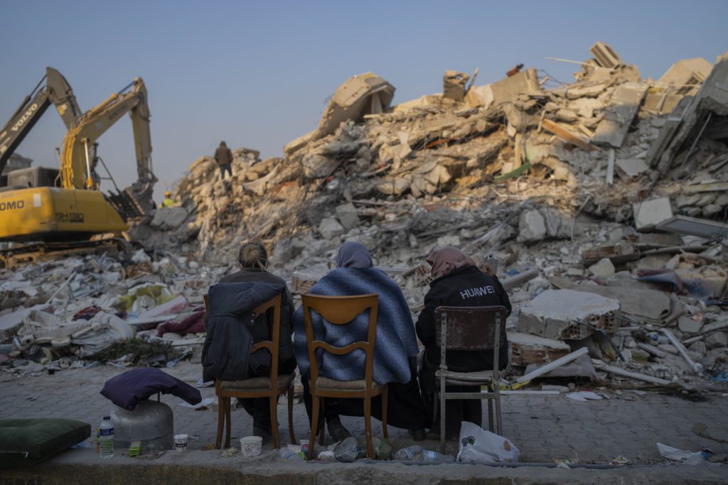 Σεισμοί Τουρκία-Συρία: Ανασύρουν επιζώντες μία εβδομάδα μετά το χτύπημα του Εγκέλαδου – Πάνω από 33.000 οι νεκροί