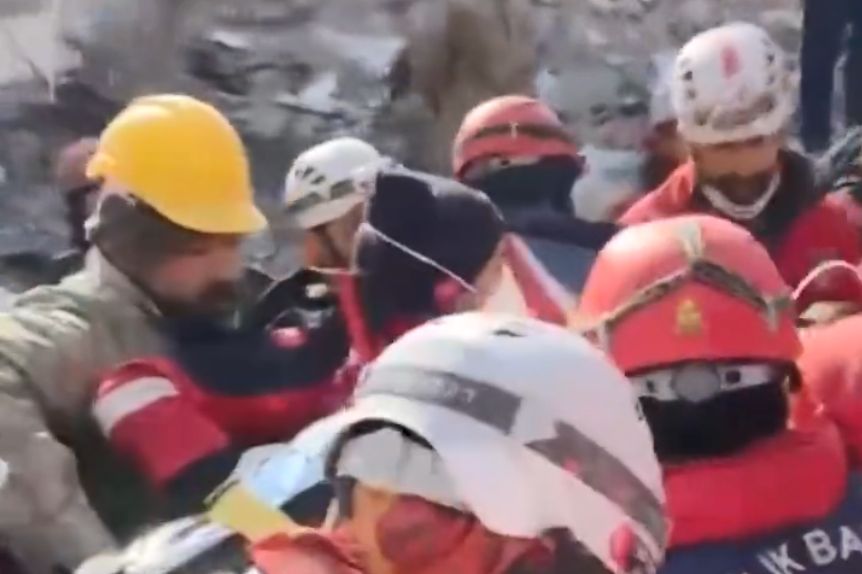 Σεισμός στην Τουρκία: 42χρονη βγήκε ζωντανή από τα χαλάσματα μετά από 222 ώρες (Video)
