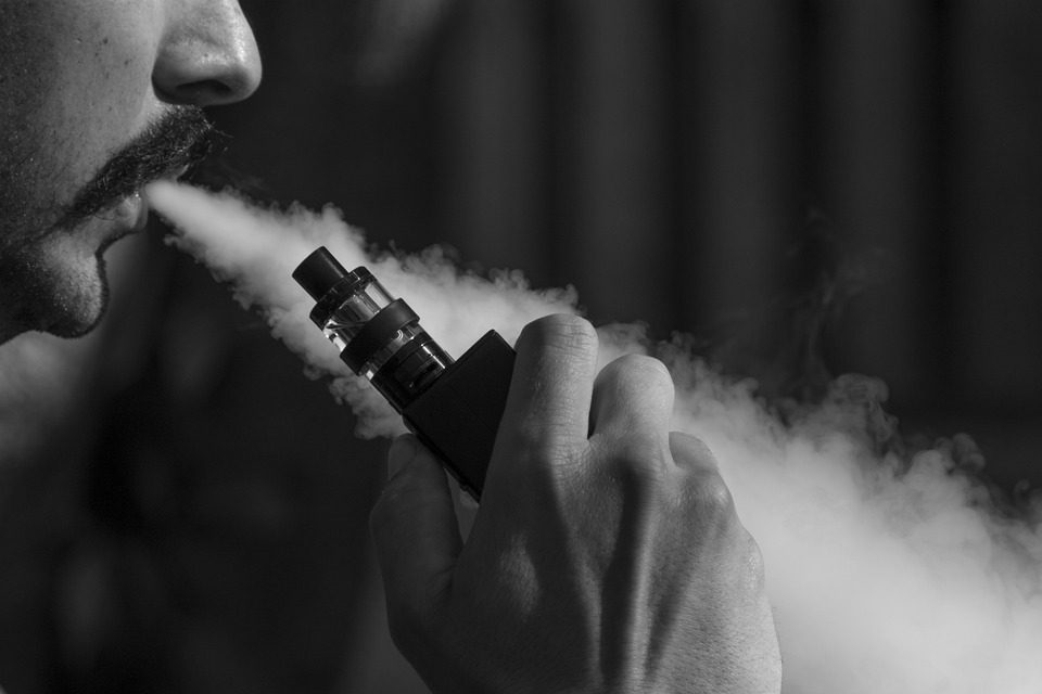 Νέα έρευνα για το ηλεκτρονικό τσιγάρο και τους κινδύνους σοβαρής λοίμωξης Covid
