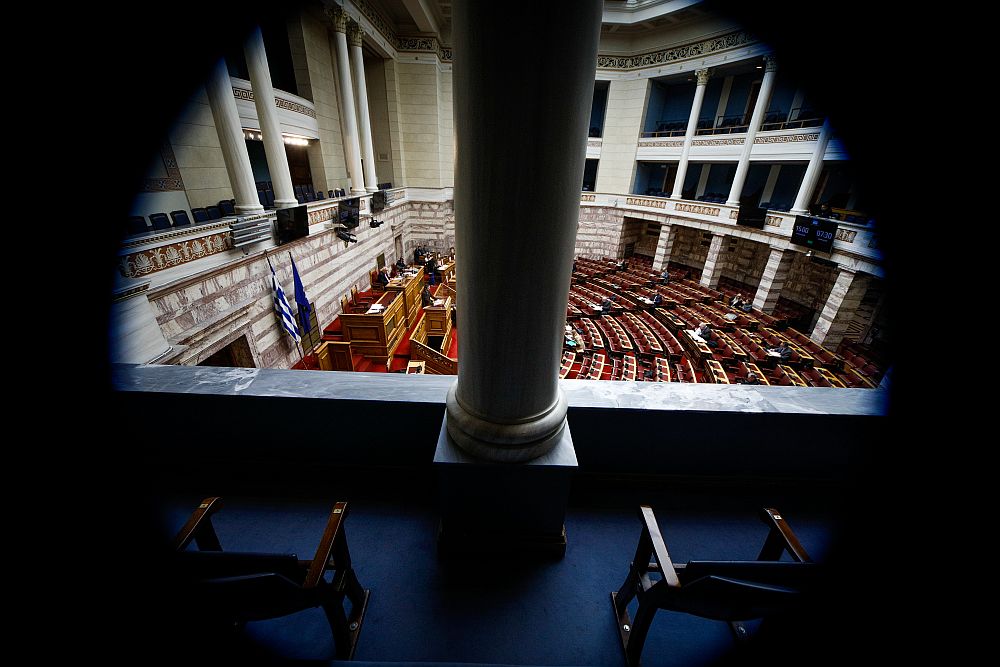 Βουλή: Εγκρίθηκαν με συντριπτική πλειοψηφία τα μέτρα στήριξης για τα Τέμπη