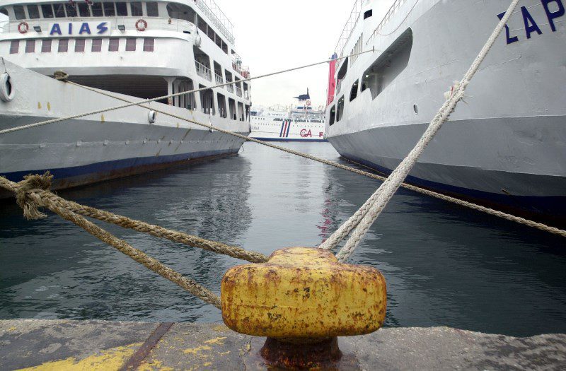 Δεμένα τα πλοία στα λιμάνια την Τετάρτη λόγω 48ωρης απεργίας της ΠΝΟ