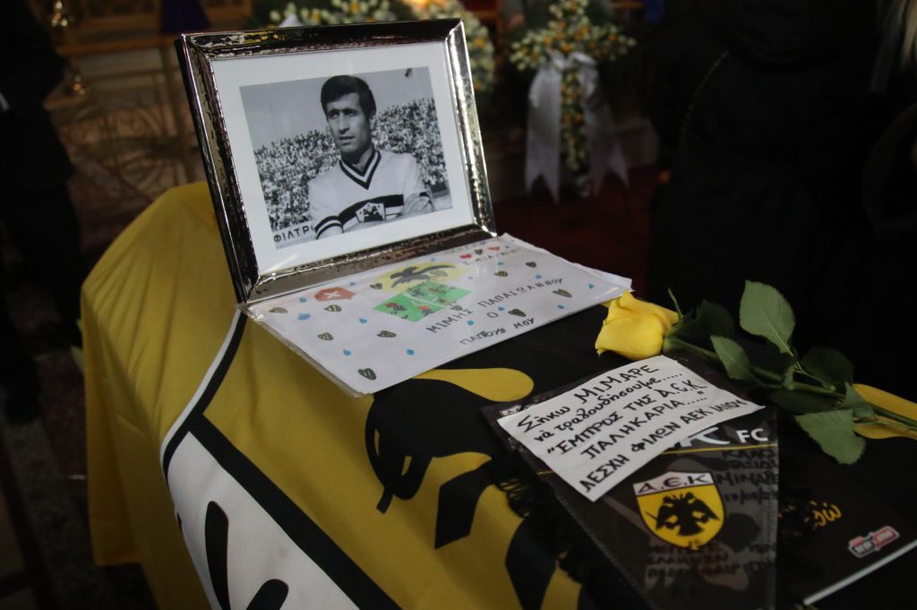 Ρίγη συγκίνησης στην κηδεία του Μίμη Παπαϊωάννου –  Με τον ύμνο της ΑΕΚ το τελευταίο αντίο (Photos)