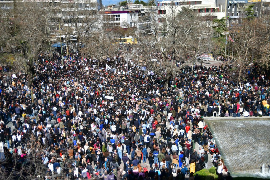 «Πλημμύρισε» κόσμο η Λάρισα – Ξεχειλίζει η οργή για την τραγωδία στα Τέμπη (Photos-Videos)