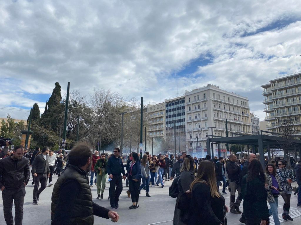 Ένταση σε Σύνταγμα και Πανεπιστήμιο: Έριξαν χημικά και κρότου λάμψης σε ακόμη μία πορεία (Photo)