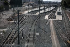 Τρένα: Επιτελικό φιάσκο δίχως τέλος &#8211; Επιστροφή στη&#8230; μανιβέλα για τη γραμμή από Θριάσιο προς Θεσσαλονίκη