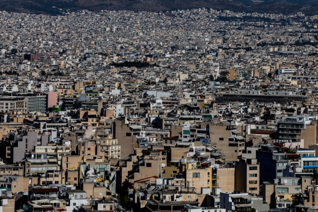 Πλειστηριασμοί: Νέα επίδειξη θράσους από τα funds – Στο «σφυρί» σπίτι της εργατικής κατοικίας (Video)