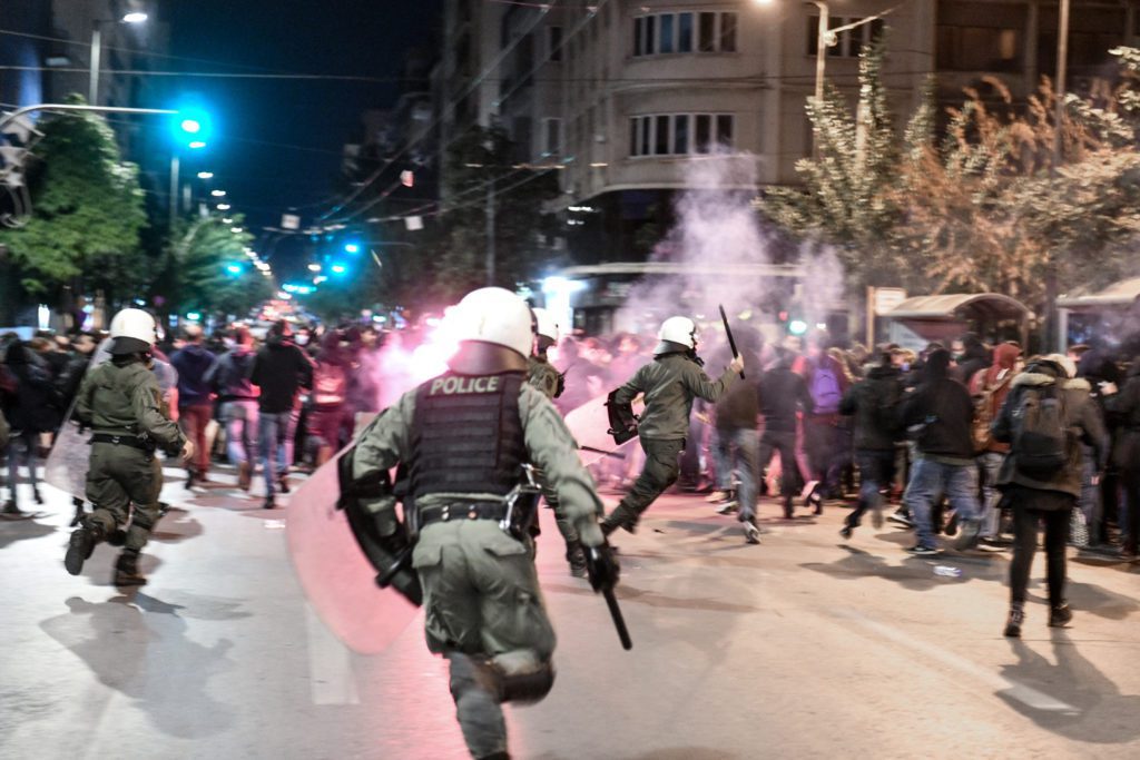 Απώλεια ακοής λόγω κρότου-λάμψης της ΕΛΑΣ καταγγέλλει φωτορεπόρτερ