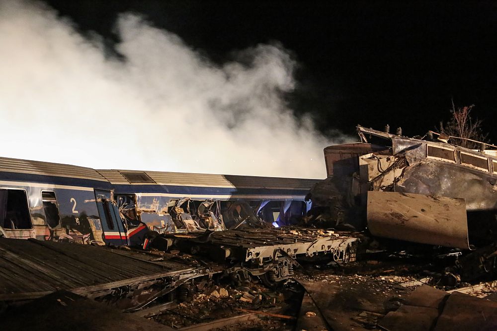 Κραυγές αγωνίας των επιβατών μετά την τραγωδία στα Τέμπη: «Βγείτε όλοι έξω από το τρένο» (Video)