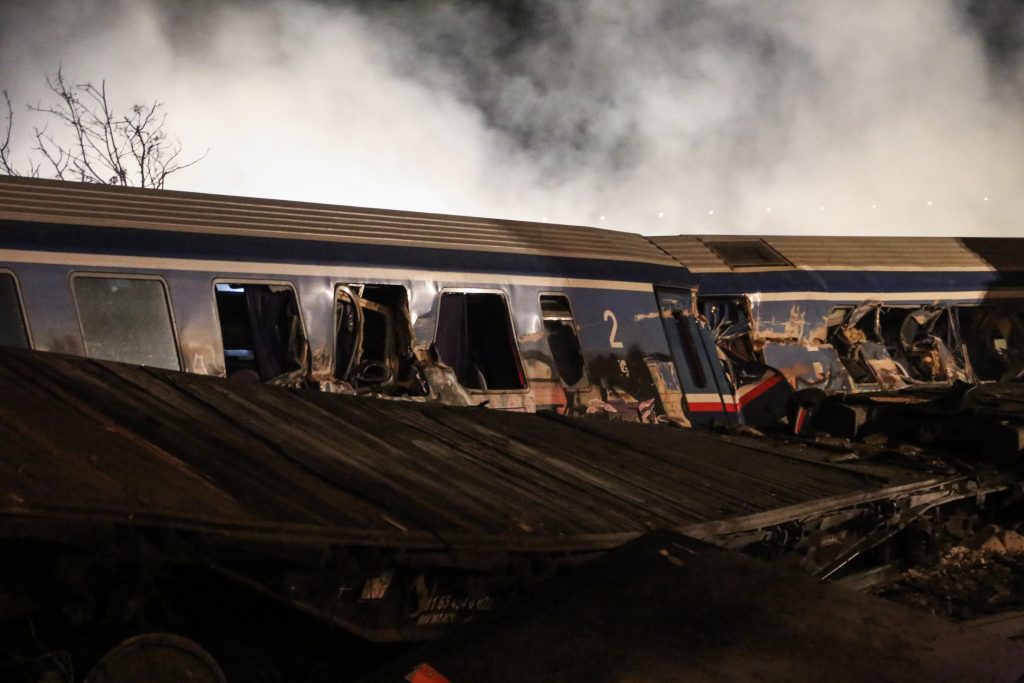 Τραγωδία Τέμπη: Ανατριχιαστικό βίντεο-ντοκουμεντο μέσα από το τρένο λίγα λεπτά μετά τη σύγκρουση (Video)