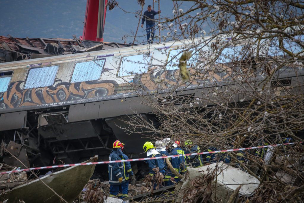 Θρήνος στα Τέμπη: Τουλάχιστον 32 νεκροί από τη σύγκρουση τρένων – Έρευνες στα δύο πρώτα βαγόνια (Photos – Videos)