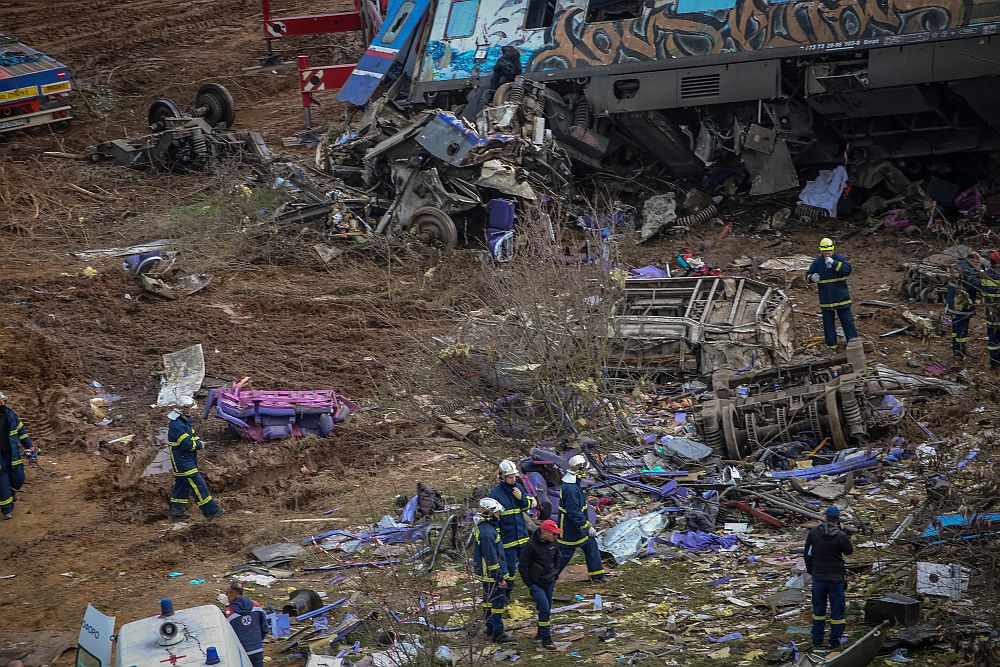 Τραγωδία Τέμπη: «Βρίσκουν συνέχεια απανθρακωμένα πτώματα» – Γέμισαν τραυματίες τα νοσοκομεία της Λάρισας
