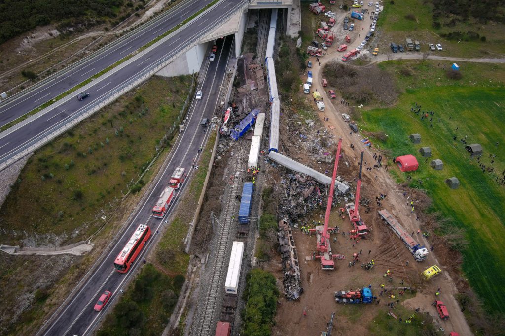 Τραγωδία στα Τέμπη: Παραδέχεται την ενοχή του ο σταθμάρχης και τα ρίχνει στην «κακιά ώρα»