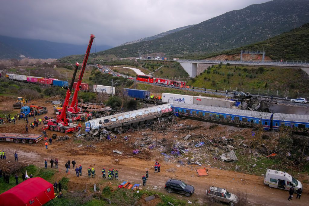 Έχασε τον σύζυγο και τον γιο της στα Τέμπη: «Δεν έχω τίποτα για να κηδεύσω – Να παραιτηθούν όλοι» (Video)