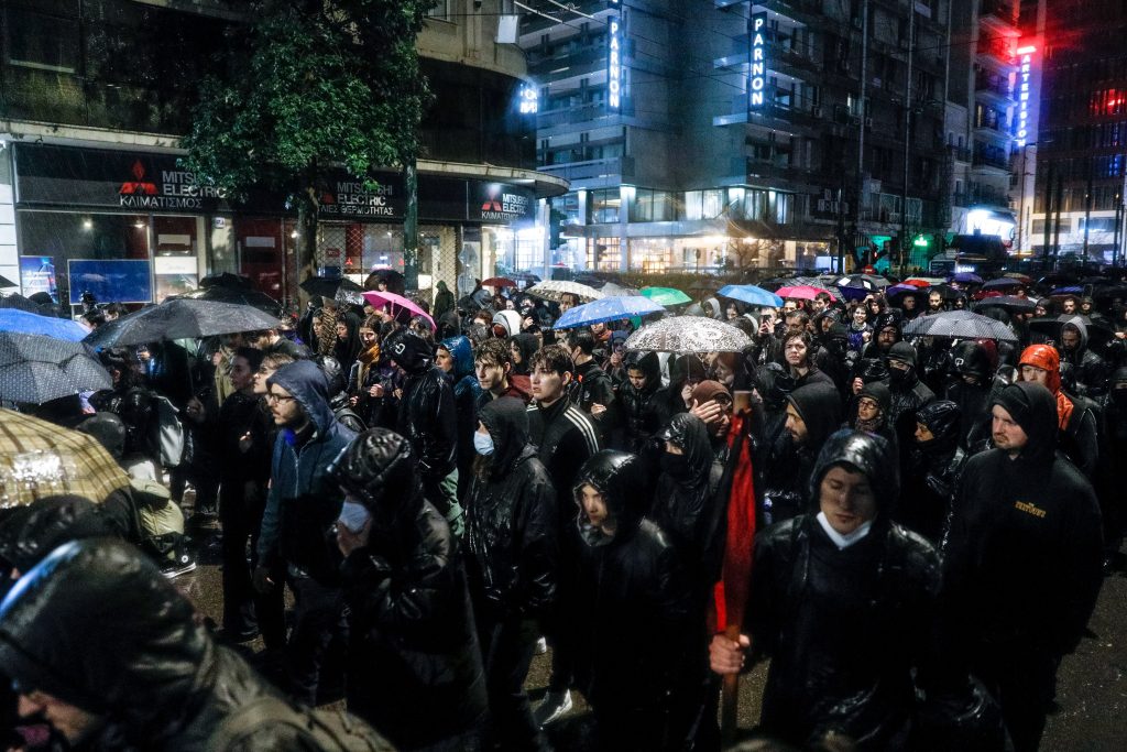 Τραγωδία στα Τέμπη: Πλήθος κόσμου στους δρόμους της Αθήνας – «Οι ζωές μας μετράνε» (Photos)