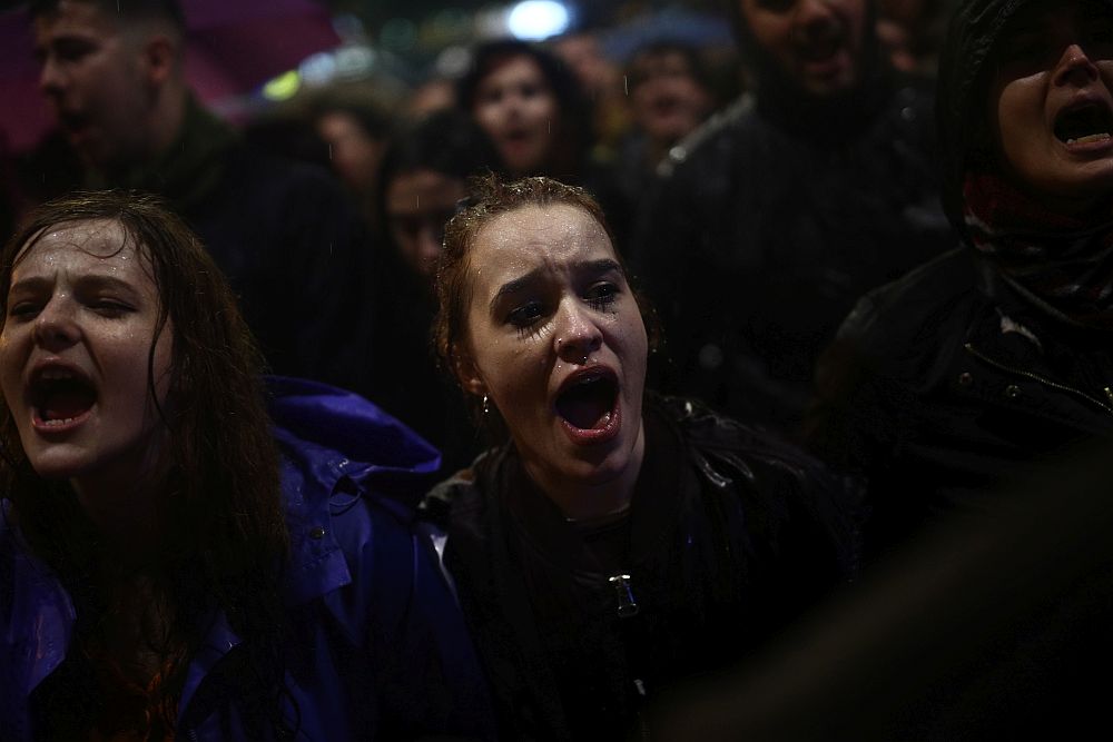 Το συγκινητικό τραγούδι για την τραγωδία στα Τέμπη: «Μάνα δεν θα ‘ρθω στο σπίτι και είναι πολλά τα γιατί» (Video)