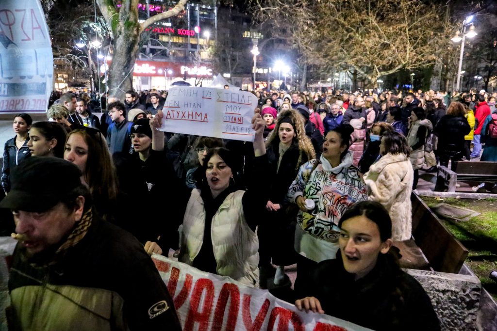 Τραγωδία στα Τέμπη: Ένταση και χημικά στην πορεία διαμαρτυρίας στη Λάρισα (Video)