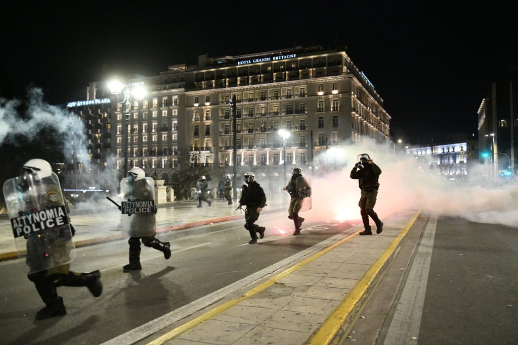 Χημικά και ξύλο από τα ΜΑΤ στη συγκέντρωση διαμαρτυρίας για την τραγωδία των Τεμπών (Videos-Photos)