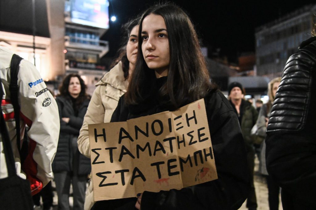 Ξεχειλίζει η οργή για την τραγωδία στα Τέμπη – Δυναμικές συγκεντρώσεις διαμαρτυρίας σε όλη τη χώρα (Photos-Videos)