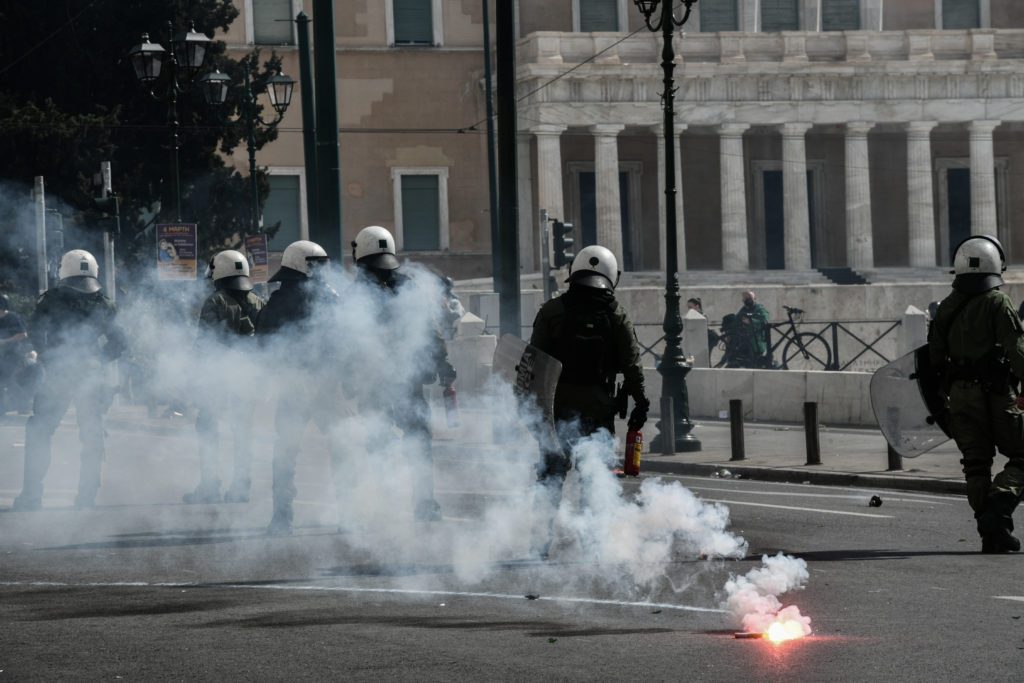 Κρότου λάμψης και χημικά από τα ΜΑΤ στο συλλαλητήριο για την τραγωδία στα Τέμπη