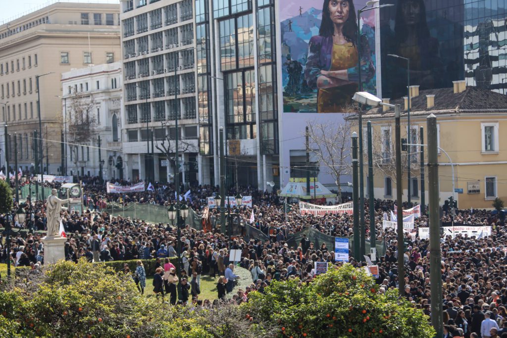 Ιστορική πορεία για την τραγωδία στα Τέμπη – «Πλημμύρισαν» οι δρόμοι της Αθήνας (Videos -Photos)