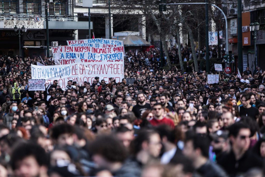 Λαοθάλασσα οργής για την τραγωδία στα Τέμπη – Δεκάδες χιλιάδες πολίτες στους δρόμους (Photos – Video)