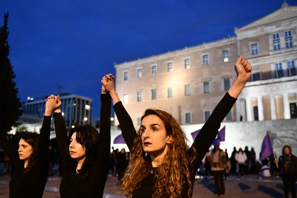 Αθήνα: Σε εξέλιξη συγκεντρώσεις διαμαρτυρίας για την Παγκόσμια Ημέρα Γυναίκας και την τραγωδία στα Τέμπη (Video – Photos)