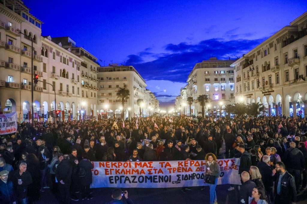 Νέες συγκεντρώσεις στη Θεσσαλονίκη – Πλήθος κόσμου διαδηλώνει για την τραγωδία στα Τέμπη (Video)
