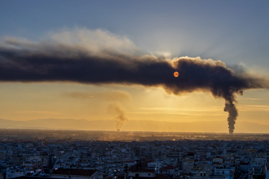 Θεσσαλονίκη: Φωτιά σε εργοστάσιο στη Σίνδο – Συναγερμός στην πυροσβεστική (Photos – Video)