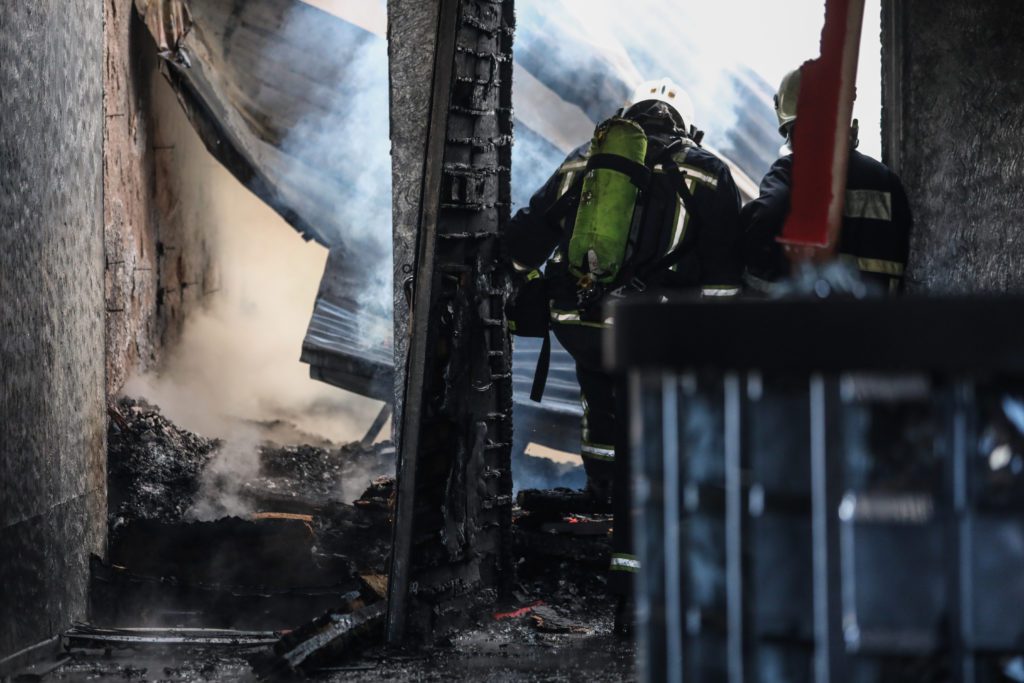 Γκάζι: Υπό έλεγχο η φωτιά στο κέντρο διασκέδασης – Eικόνες από το σημείο (Photos)