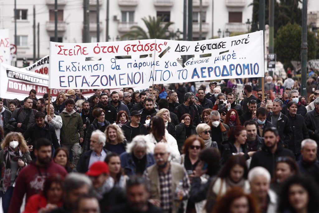 Απεργιακός ξεσηκωμός για το έγκλημα στα Τέμπη: Στους δρόμους οι εργαζόμενοι – Πώς κινούνται τα ΜΜΜ (Photos)