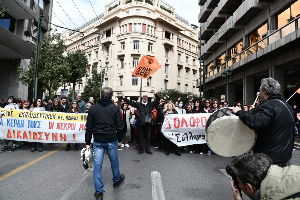 Οργή λαού για το έγκλημα στα Τέμπη: Χιλιάδες πολίτες στους δρόμους – Χημικά και κρότου λάμψης στο Σύνταγμα (Photos)