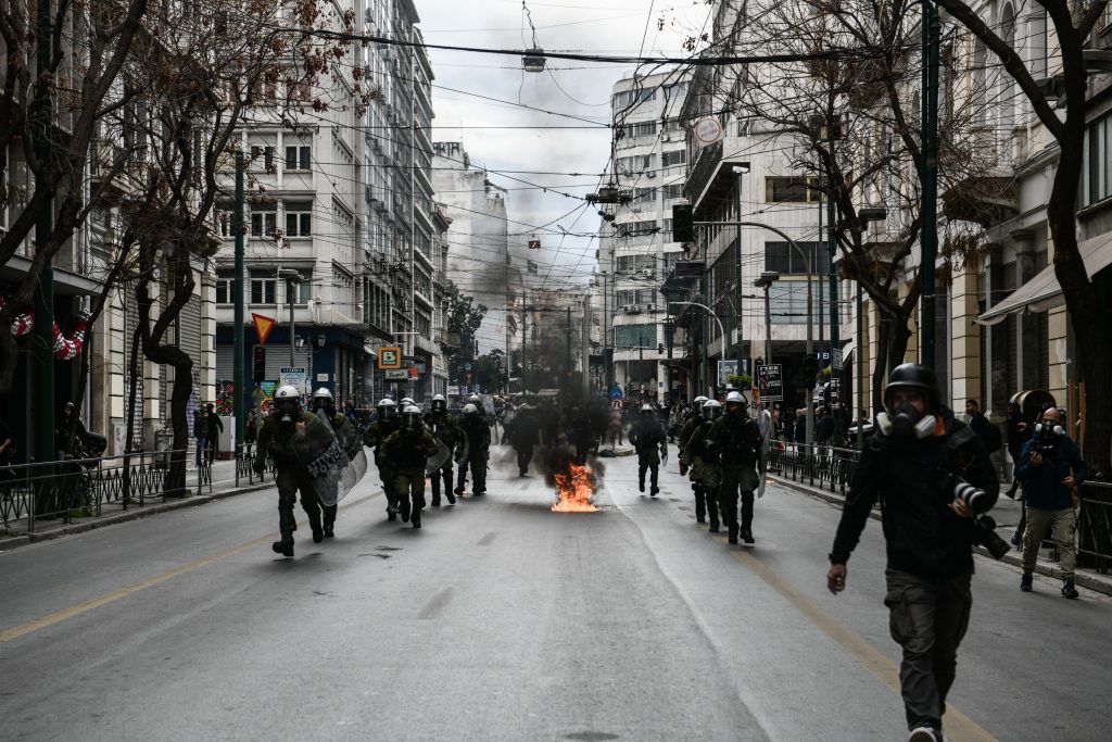 Δολοφονική επίθεση κατά πλήθους από γερανό της ΕΛΑΣ του Θεοδωρικάκου – Μετά την πορεία στην Αθήνα (Video)