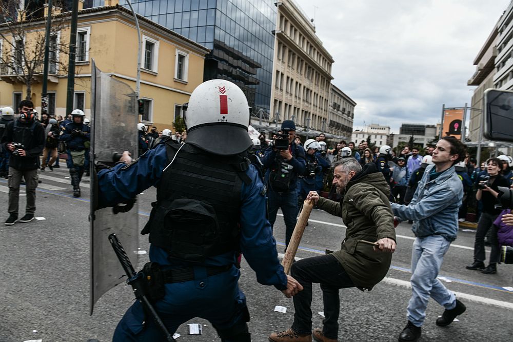 Σοβαρή καταγγελία ότι τα ΜΑΤ του Θεοδωρικάκου χτύπησαν διαδηλώτρια στο κεφάλι: «Απαιτούμε μεταφορά της στο νοσοκομείο»