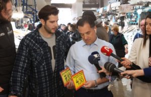 Αμετροέπεια Άδωνη που παρομοιάζει τον εαυτό του με&#8230; Ιησού και σούπερμαν (Video)