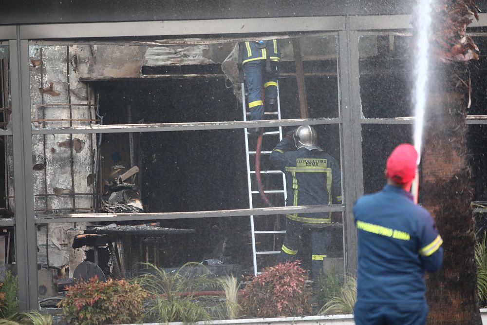 Νέα Σμύρνη: Φωτιά σε εστιατόριο σε ισόγειο πολυκατοικίας – Μαρτυρία για εμπρησμό (Photos – Video)