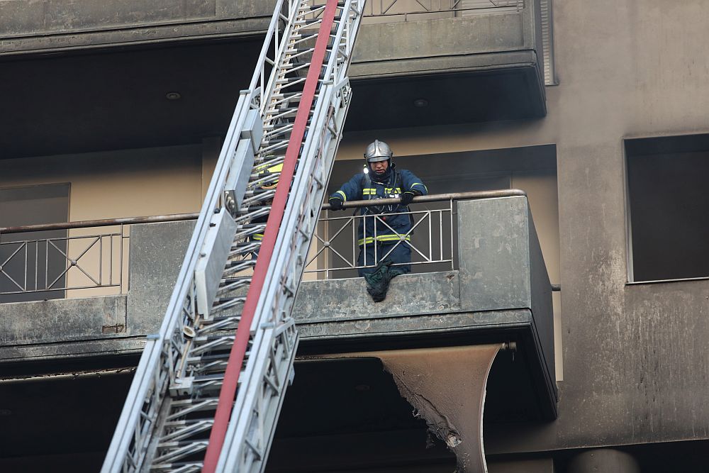 Φωτιά σε εστιατόριο στη Νέα Σμύρνη: Η στιγμή του απεγκλωβισμού μητέρας και βρέφους από την πολυκατοικία (Video)