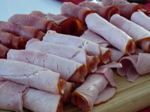 Προειδοποίηση ΕΦΕΤ για κινδύνους από καρκινογόνες ουσίες σε αλλαντικά και κρέατα