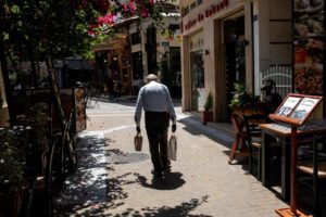 Μαύρα σύννεφα πάνω από την ελληνική οικονομία για έλλειμμα και πληθωρισμό &#8211; Τι λέει το Γραφείο Προϋπολογισμού της Βουλής