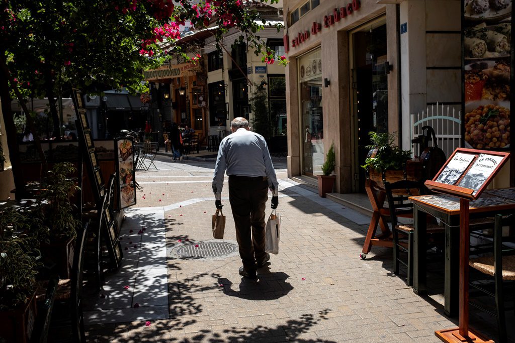 Μαύρα σύννεφα πάνω από την ελληνική οικονομία για έλλειμμα και πληθωρισμό – Τι λέει το Γραφείο Προϋπολογισμού της Βουλής