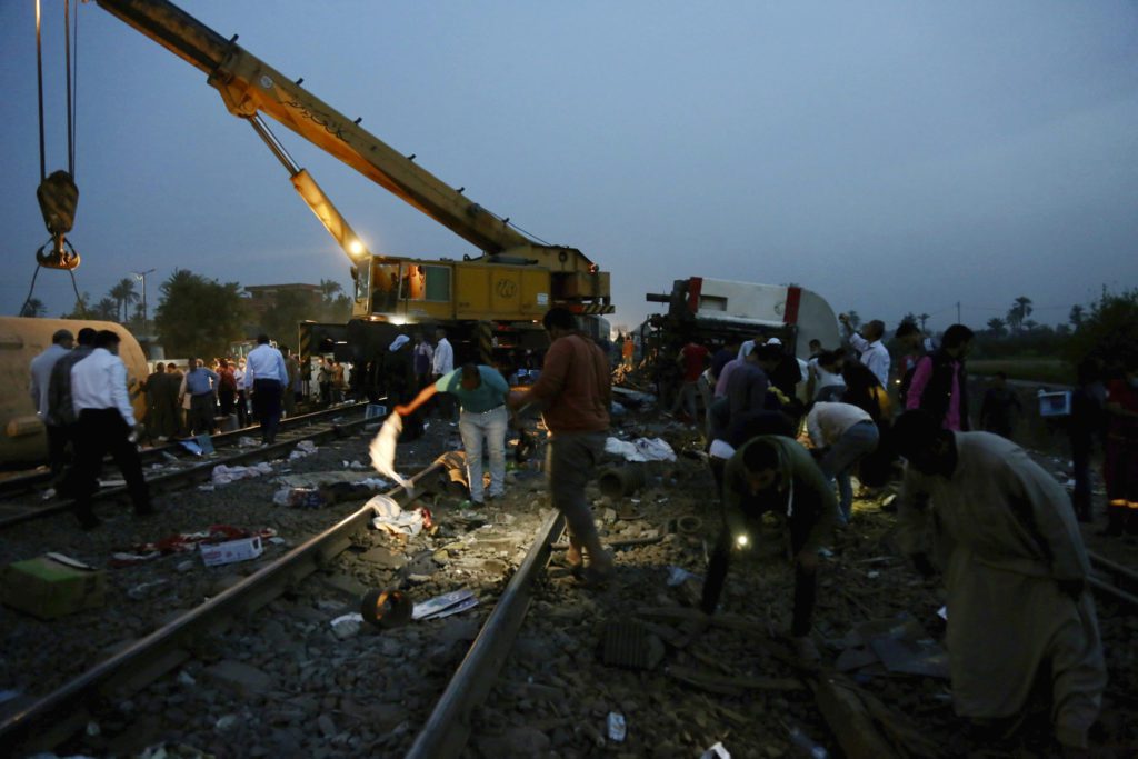 Σιδηροδρομικό δυστύχημα στην Αίγυπτο – Τουλάχιστον ένας νεκρός και δεκάδες τραυματίες (Videos)