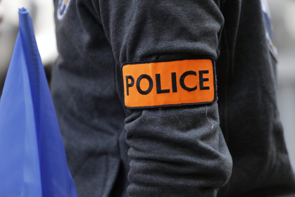 Ξεφεύγει η καταστολή στη Γαλλία: Σύλληψη πολίτη για ανάρτηση κατά του Μακρόν στο Facebook