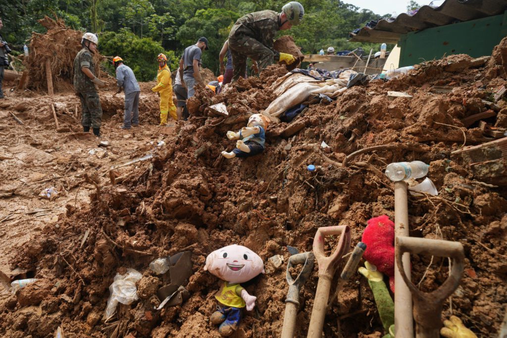 Οκτώ νεκροί από πλημμύρες και κατολισθήσεις στη Βραζιλία