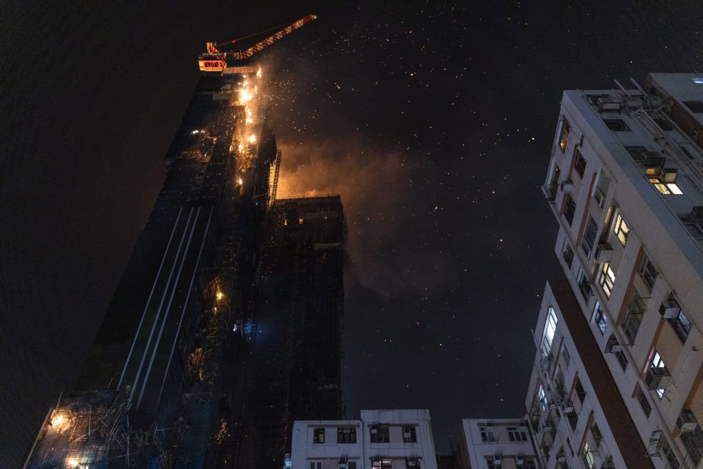 Mεγάλη φωτιά σε ουρανοξύστη στο Χονγκ Κονγκ (Video)