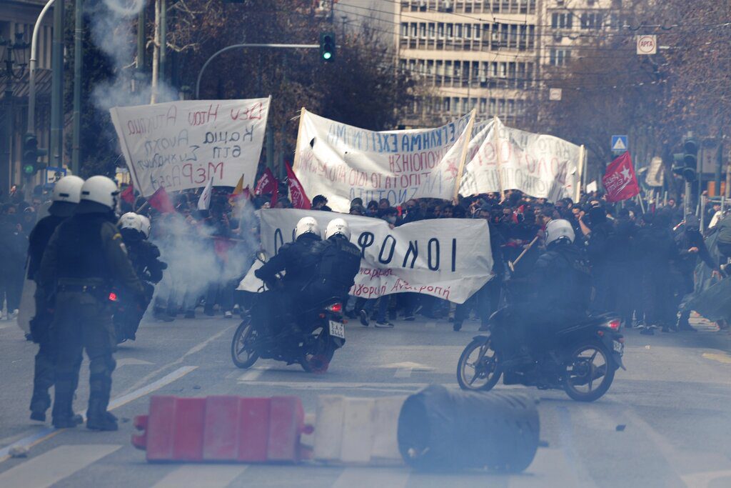 ΣΥΡΙΖΑ: Πριν ακόμη στερέψουν τα δάκρυα για τους ανθρώπους που έχασαν άδικα τη ζωή τους…έπεσαν δακρυγόνα»