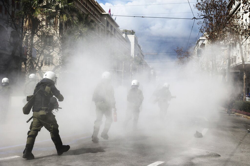 ΕΛΑΣ: 5 συλλήψεις στο όργιο καταστολής στο Σύνταγμα