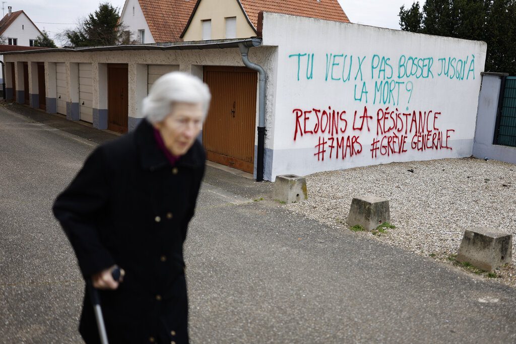 Διεθνής Τύπος: «Παραλύει» η Γαλλία από τις απεργίες για το συνταξιοδοτικό – Η «ύφεση» περιπλέκει τα σχέδια της Fed