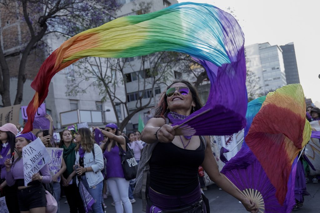 Διεθνής Τύπος: Μαζικές διαδηλώσεις για την Παγκόσμια Ημέρα της Γυναίκας – Κόντρα ΕΕ και Βρετανίας για το μεταναστευτικό