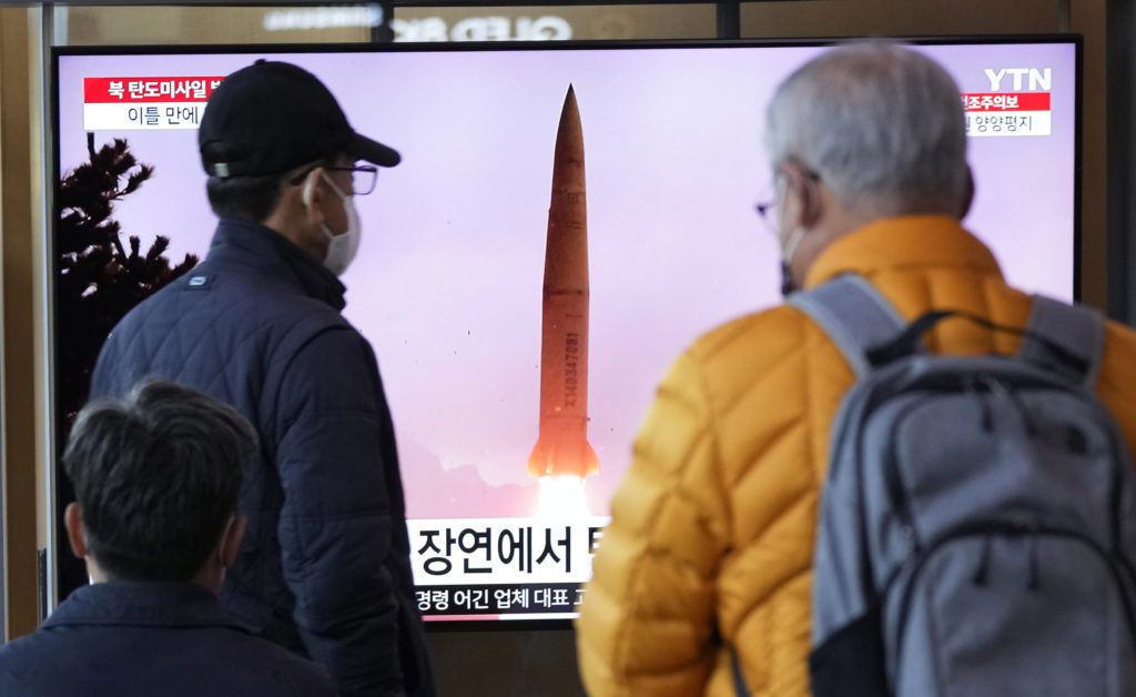 Η Βόρεια Κορέα εκτόξευσε βαλλιστικό πύραυλο για τις διπλωματικές επαφές Σεούλ – Τόκιο