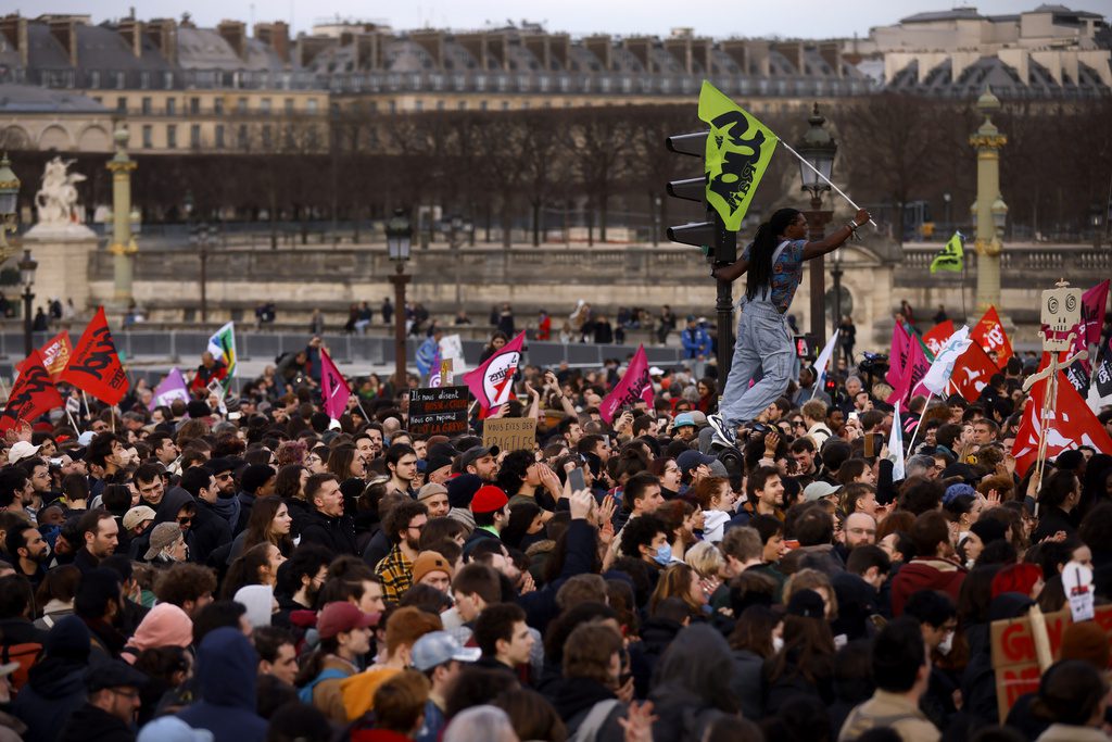Γαλλία: Πογκρόμ συλλήψεων στις διαδηλώσεις κατά του νέου συνταξιοδοτικού (Photos – Video)